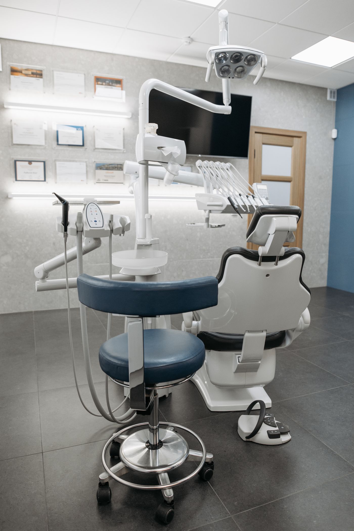 Jasna, nowoczesna poczekalnia kliniki Centrum Demed